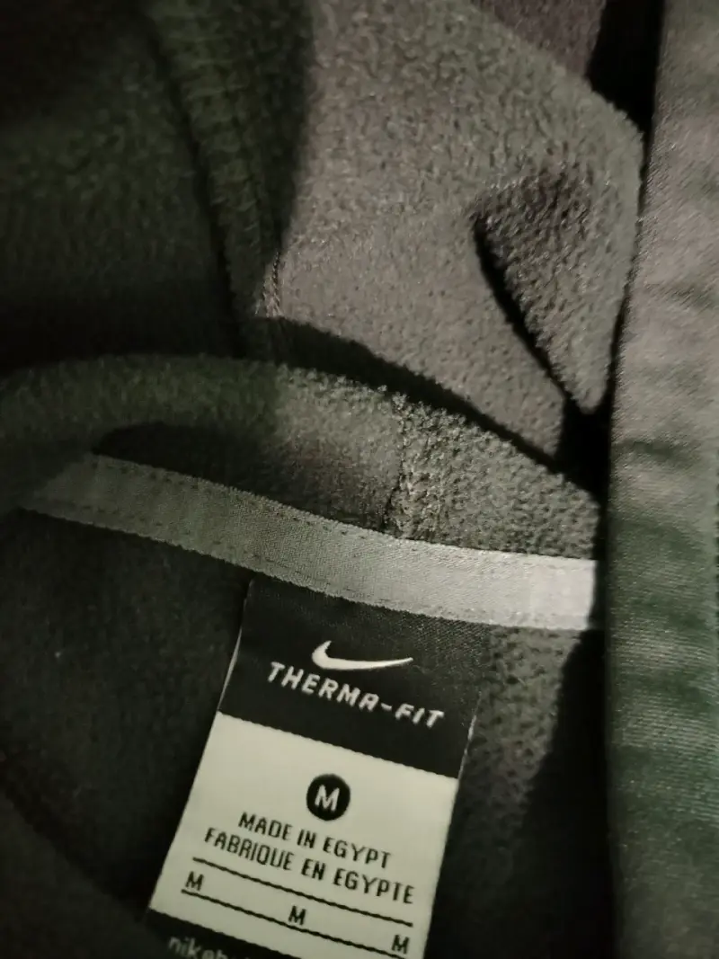 Polerón Nike Therma-Fit con logo universitario - 4