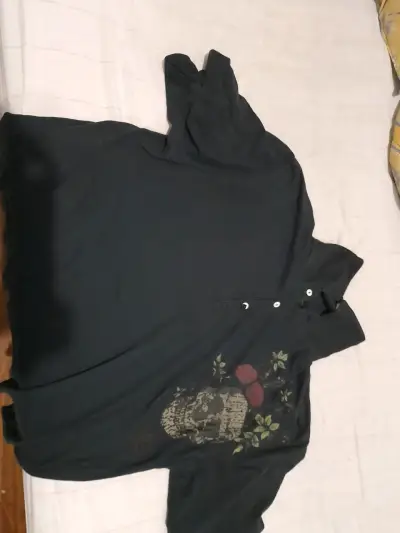 Polera negra Hard Rock con diseño de calavera - miniatura 2