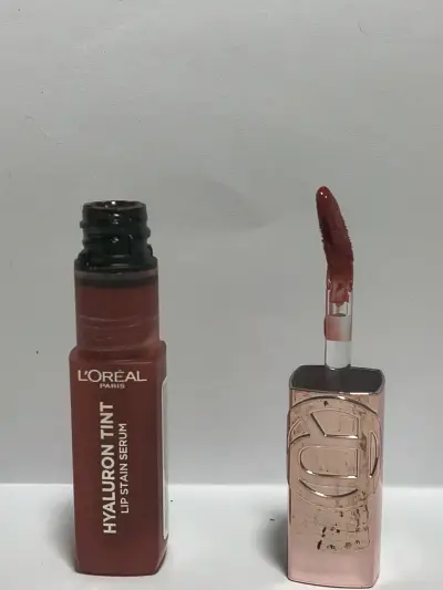 Tinte labial L'Oréal Hyaluron Tint color rojo - miniatura 2