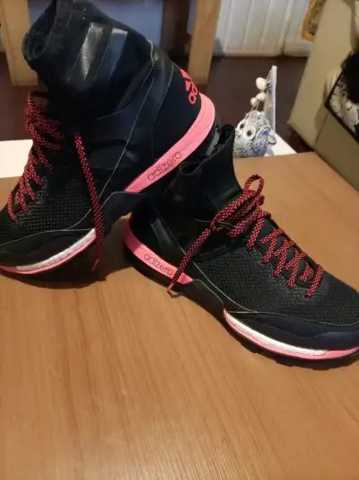 Zapatillas deportivas Adidas Adizero negras y rosadas - miniatura 1