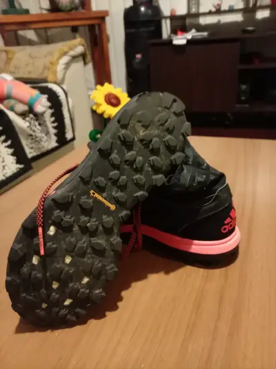 Zapatillas deportivas Adidas Adizero negras y rosadas - miniatura 3