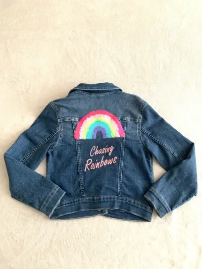 Chaqueta de mezclilla con bordado arcoíris - miniatura 2