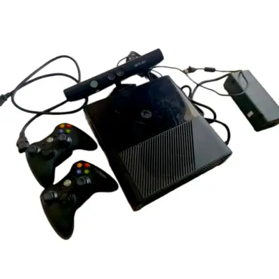 Consola Xbox 360 con Kinect y 2 controles - miniatura 1