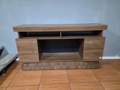 Mesa de TV con ruedas color nogal - miniatura 1