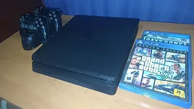 Consola PS4 con juegos y controles - miniatura 1