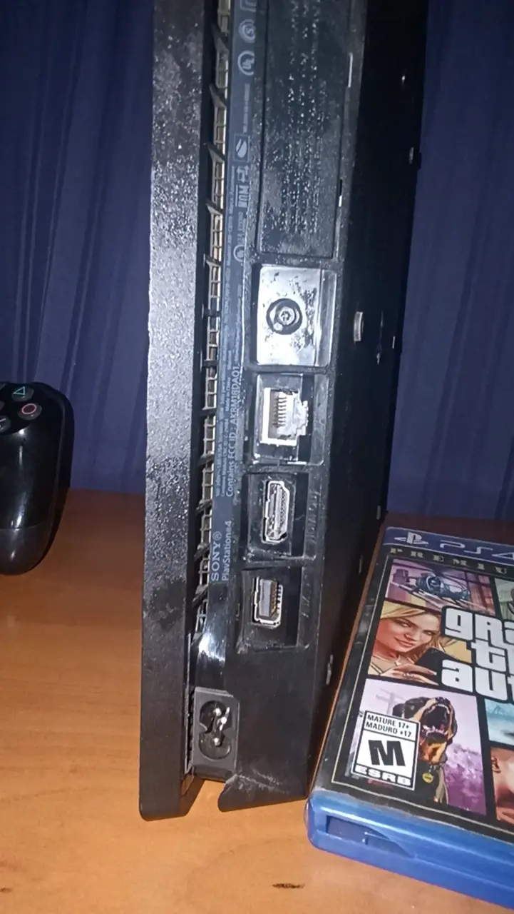 Consola PS4 con juegos y controles - 2
