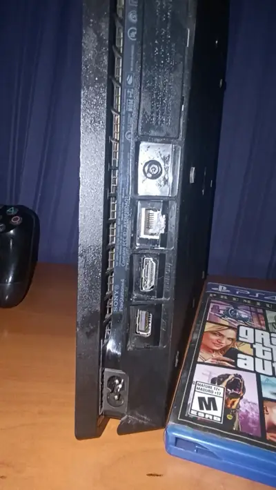 Consola PS4 con juegos y controles - miniatura 2