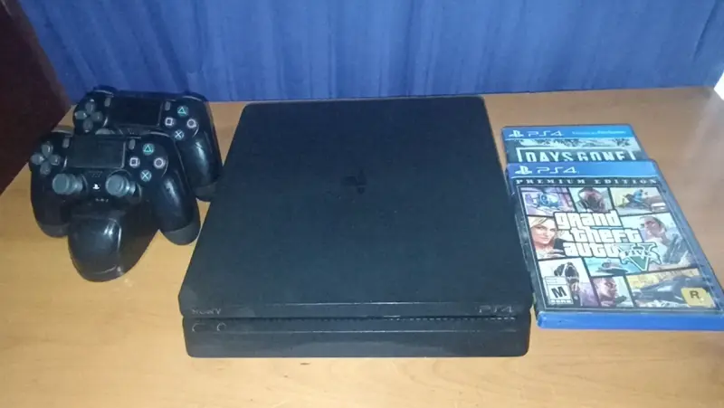 Consola PS4 con juegos y controles - 3