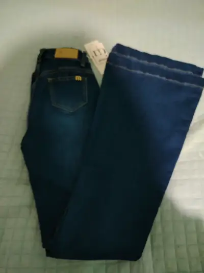 Jeans acampanados azul oscuro para mujer - miniatura 1