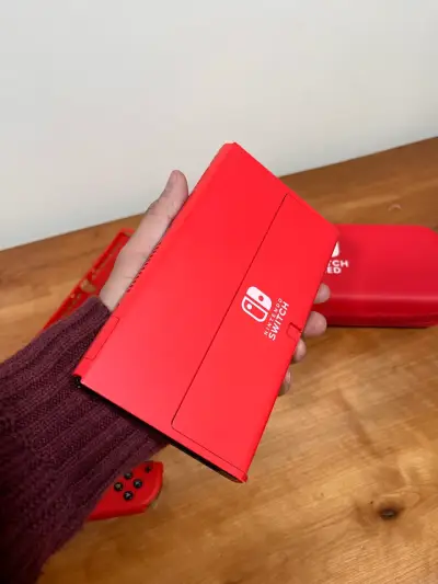 Consola Nintendo Switch OLED roja con estuche - miniatura 2