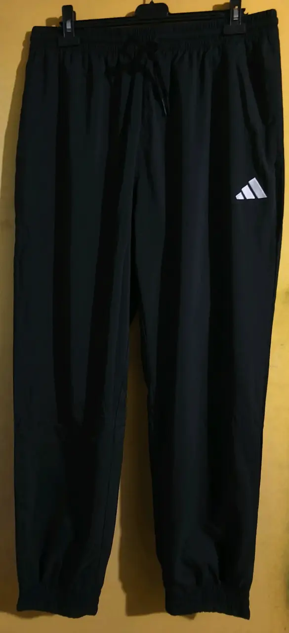 Pantalones deportivos negros con logo - 1