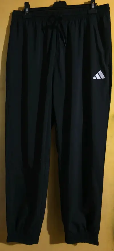 Pantalones deportivos negros con logo - miniatura 1