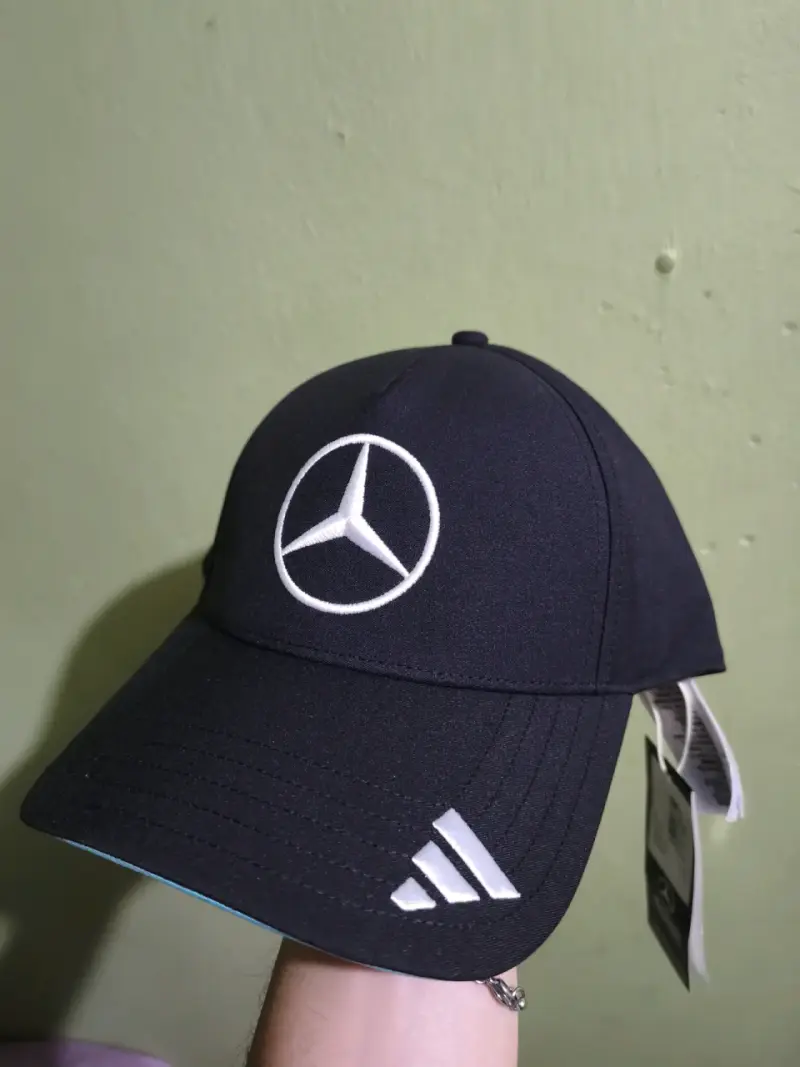 Gorra negra con logo Mercedes-Benz y Adidas