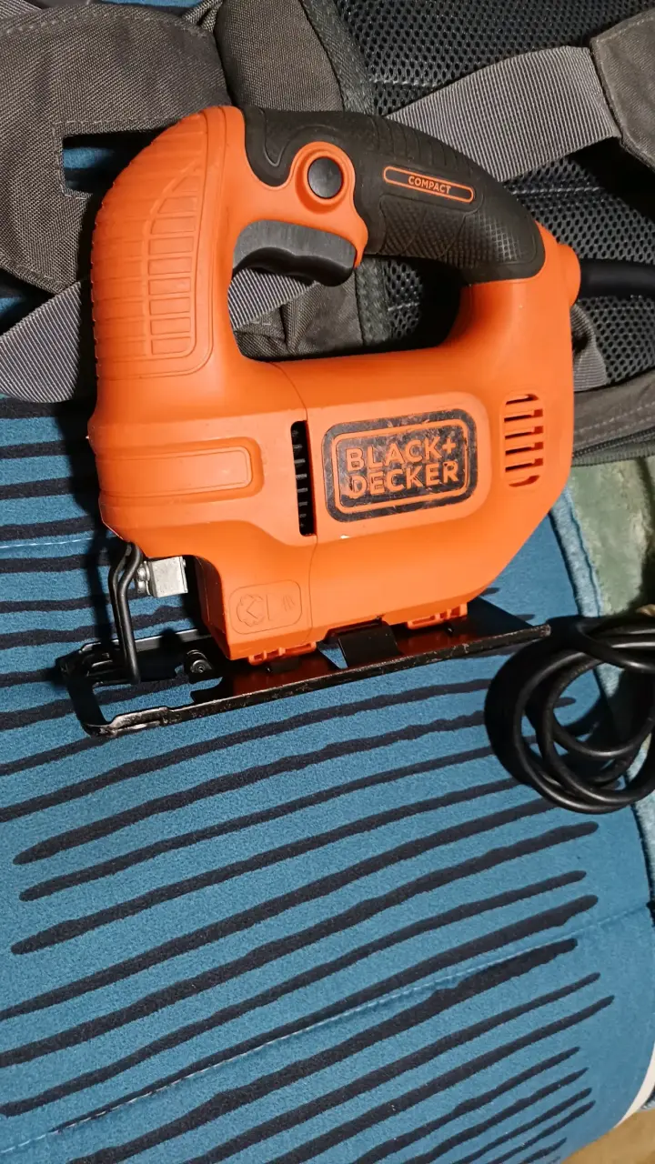 Sierra caladora Black+Decker compacta