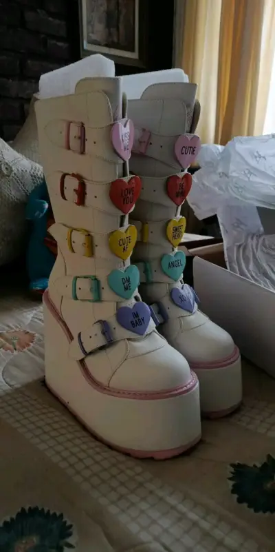 Botas plataforma blancas con hebillas coloridas - miniatura 1