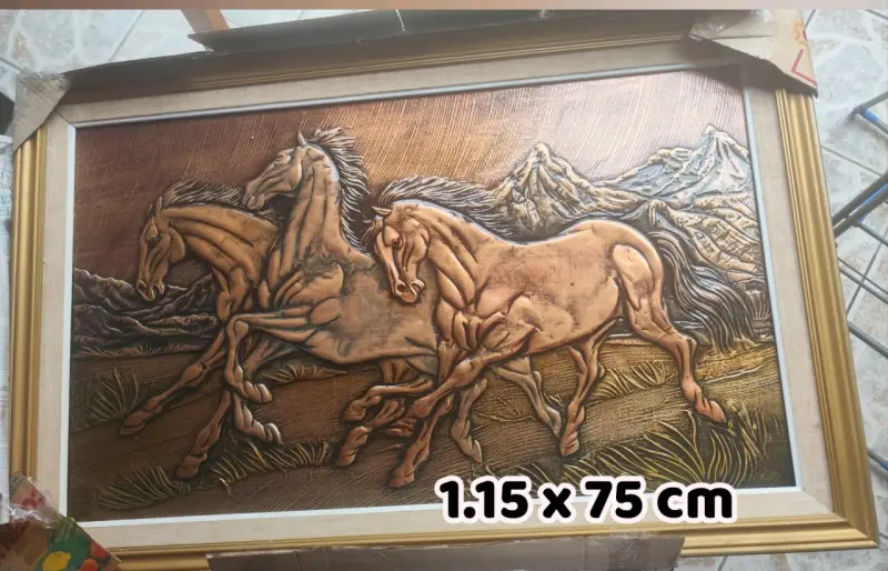 Cuadro en relieve de metal con marco dorado 90x75 cm - 3