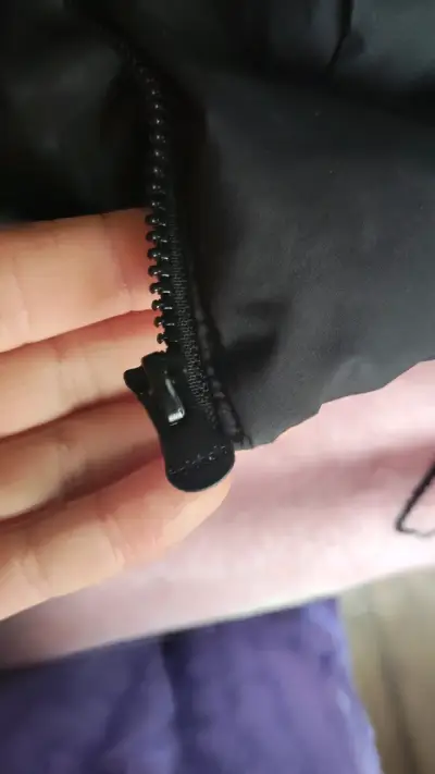 Chaleco acolchado negro con capucha - miniatura 5