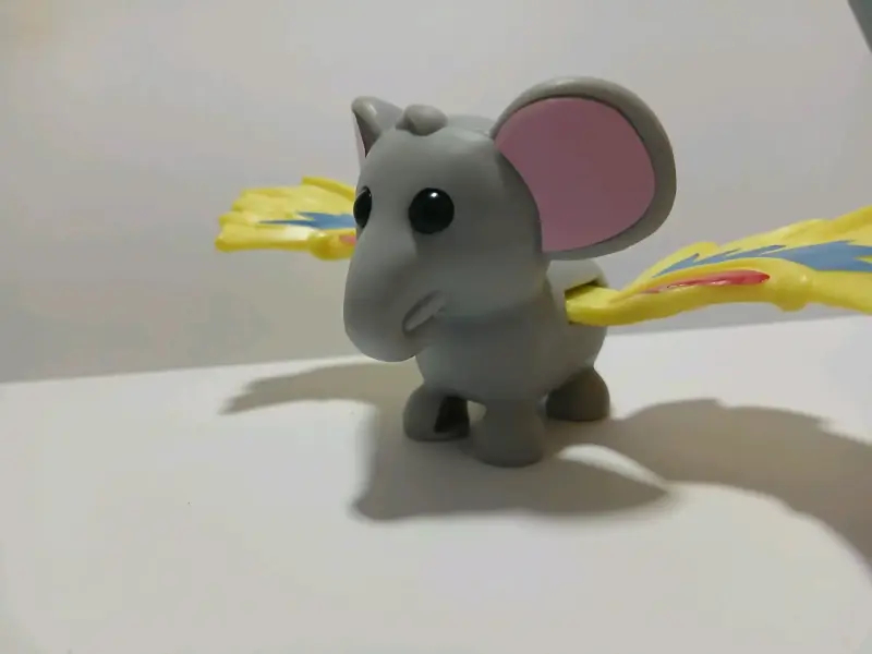Figura de elefante edición limitada de adop me - 1