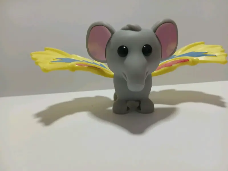 Figura de elefante edición limitada de adop me - 2