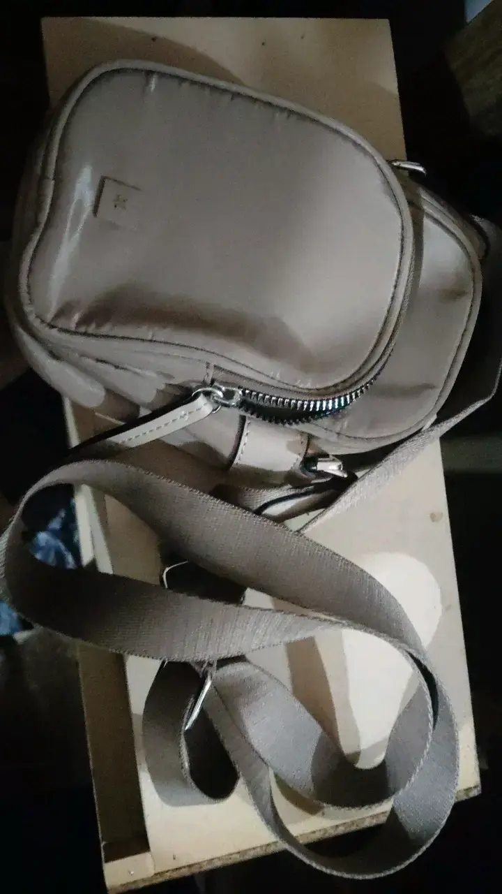 Bolso cruzado beige compacto con correa ajustable - 3