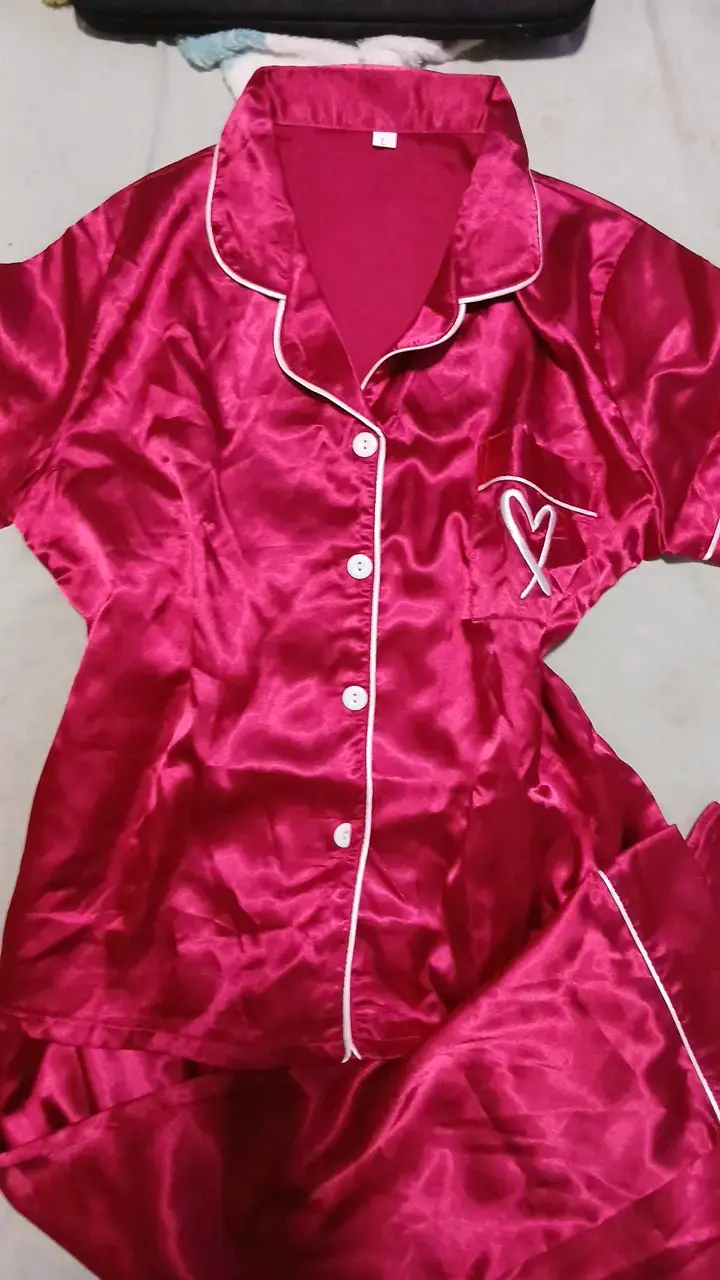 Pijama de satén rojo con bordado de corazón - 1