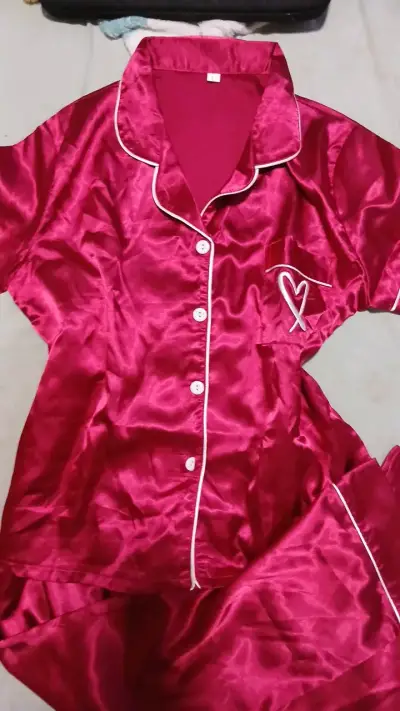 Pijama de satén rojo con bordado de corazón - miniatura 1