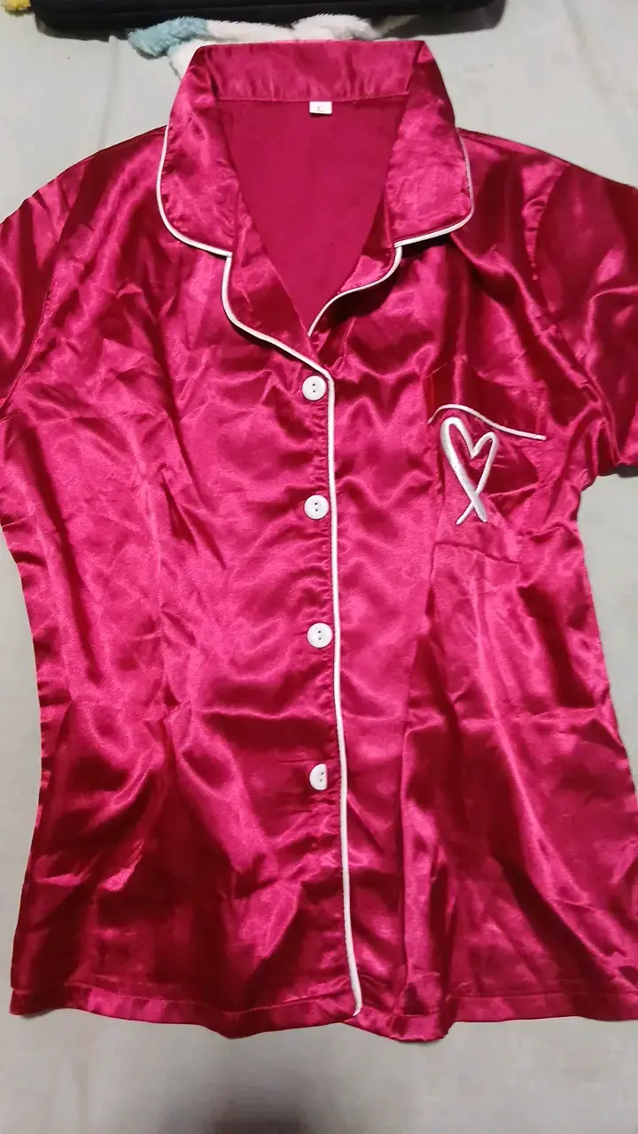 Pijama de satén rojo con bordado de corazón - 2