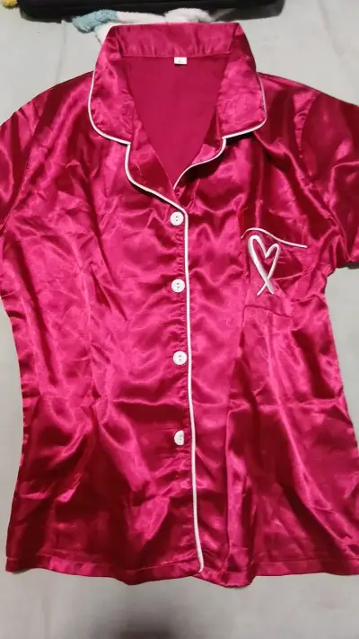 Pijama de satén rojo con bordado de corazón - miniatura 2