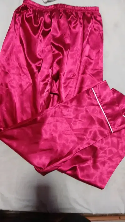 Pijama de satén rojo con bordado de corazón - miniatura 3