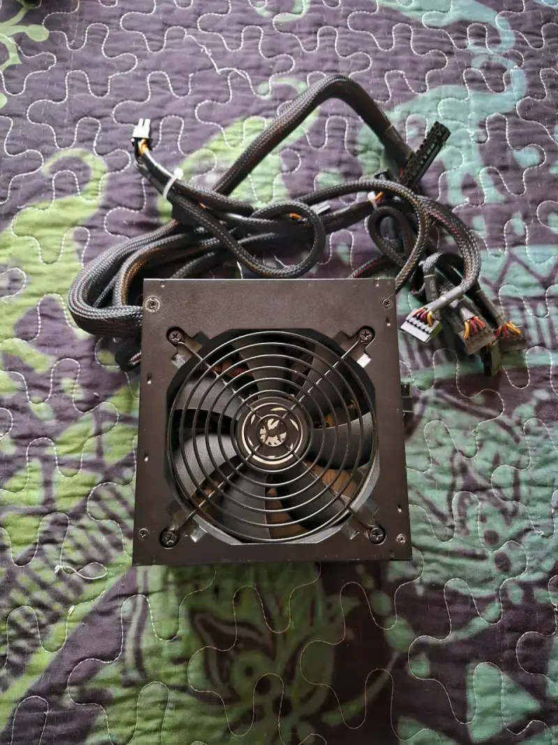 Fuente de Poder BitFenix 600W para PC - 1