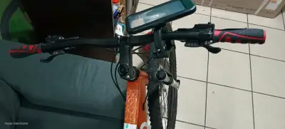 Bicicleta de montaña azul con suspensión oxford - miniatura 3