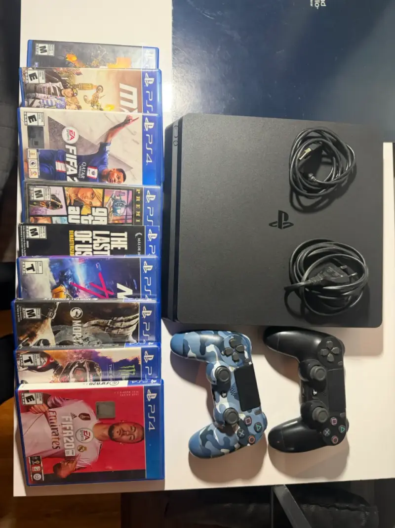 Consola PS4 con juegos y dos controles - 1