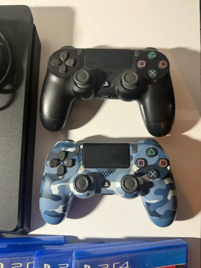 Consola PS4 con juegos y dos controles - 3
