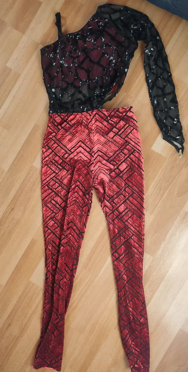 Conjunto de baile rojo y negro con lentejuelas - 3