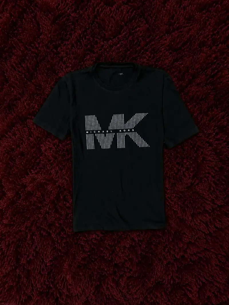 Polera negra Michael Kors con logo MK