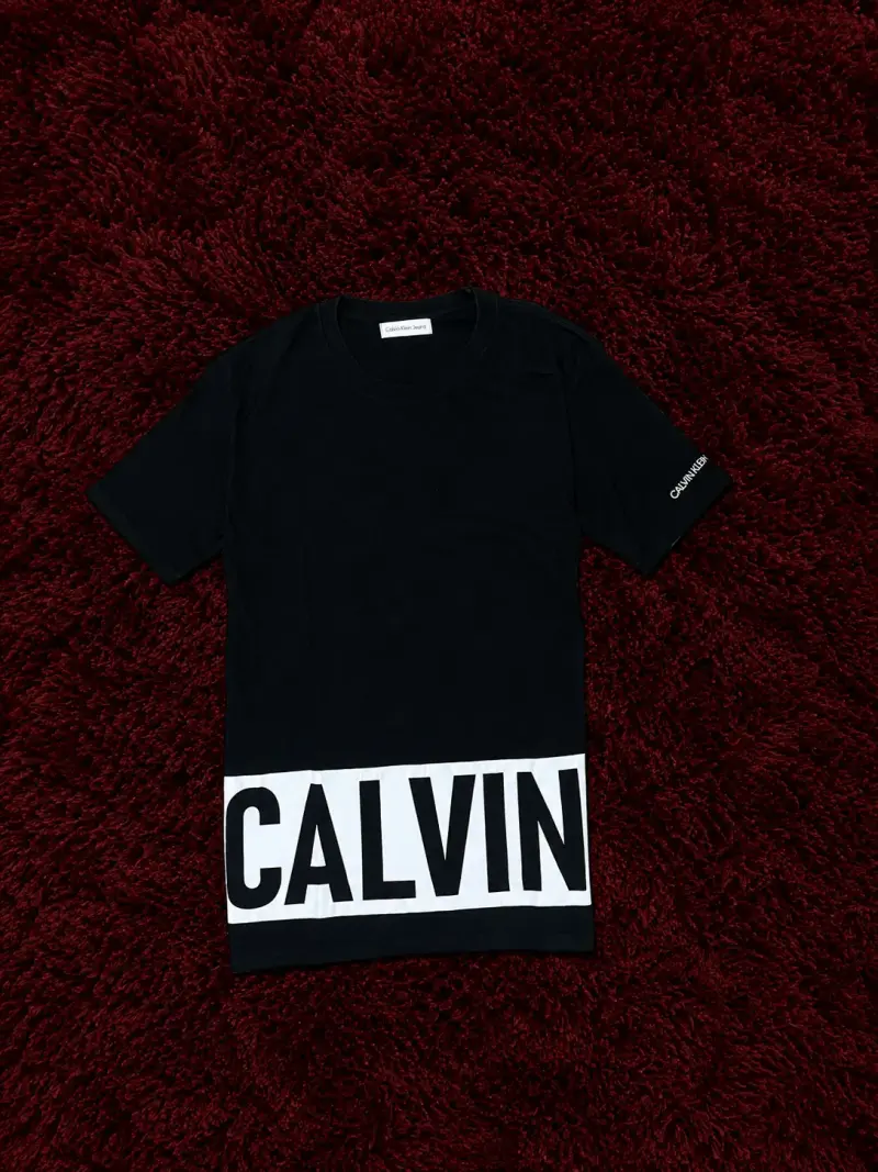 Polera negra Calvin Klein con logo