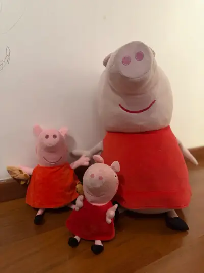 Set de peluches Peppa Pig en vestido rojo - miniatura 1