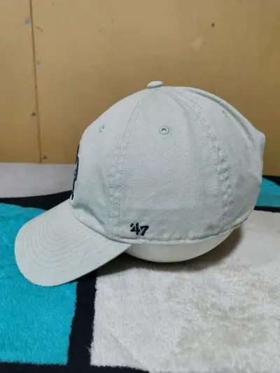 Gorra beige con logo bordado - miniatura 2