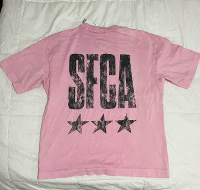 Polera rosa con estampado SFCA y estrellas - miniatura 1