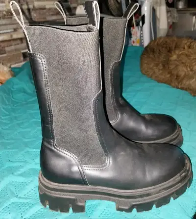 Botas negras de cuero con suela gruesa - miniatura 1