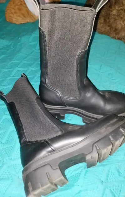 Botas negras de cuero con suela gruesa - miniatura 2