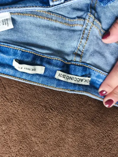 Jeans azules con perlas para mujer - miniatura 3