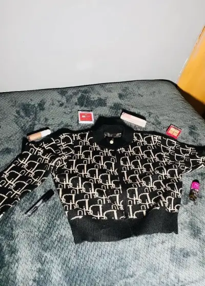 Conjunto de ropa femenina con top y pantalón negro - miniatura 2