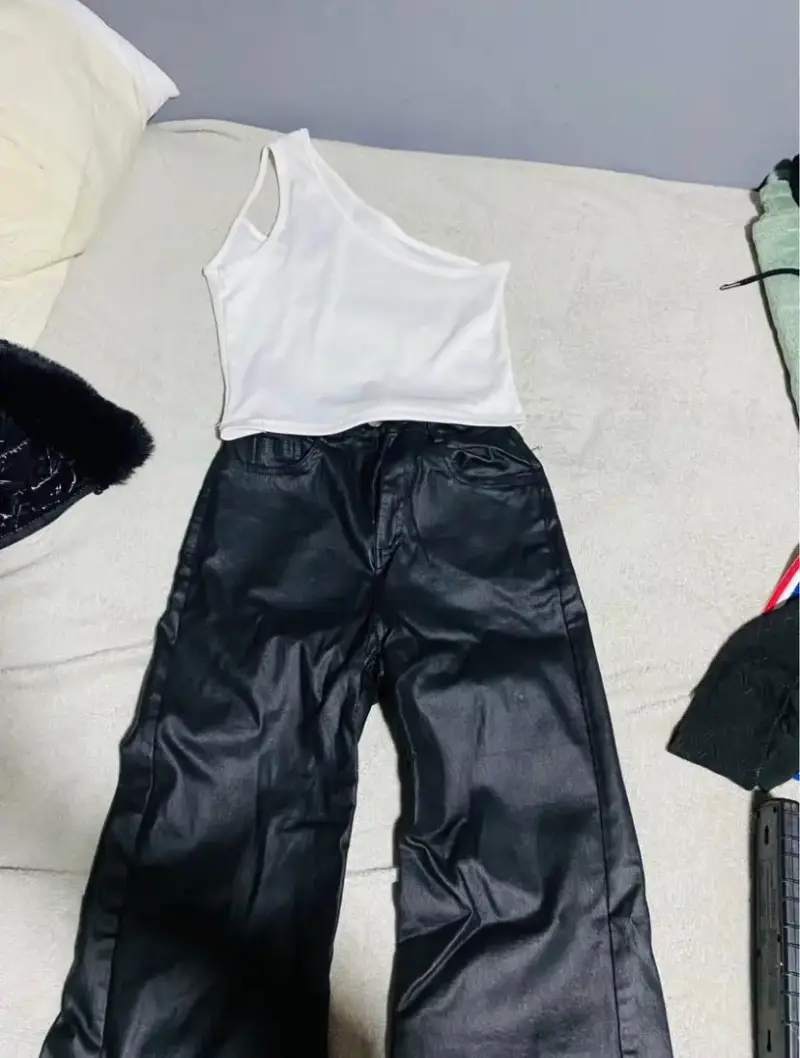 Conjunto de ropa femenina con top y pantalón negro - 4