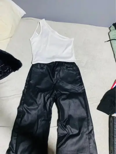 Conjunto de ropa femenina con top y pantalón negro - miniatura 4