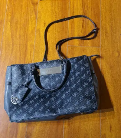Cartera bolso Guess negro con estampado marca - miniatura 1