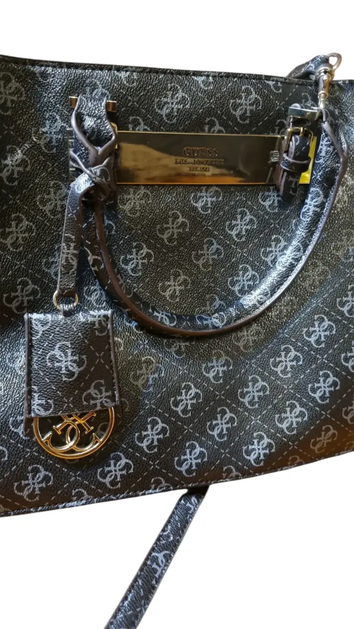 Cartera bolso Guess negro con estampado marca - 2