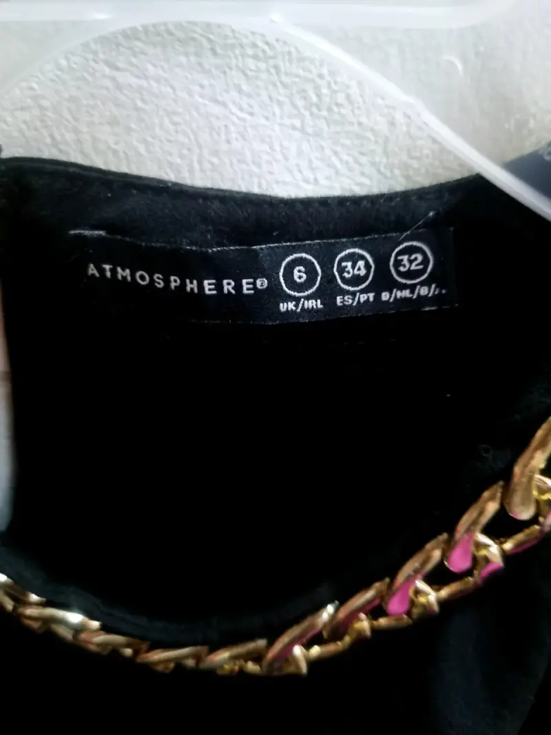 Blusa negra con cadena decorativa Atmosphere - 3