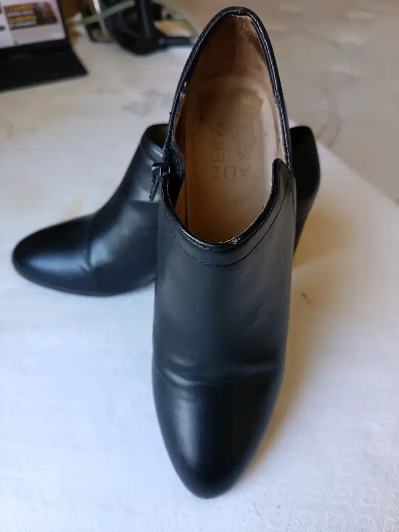 Botines de cuero negro con tacón alto