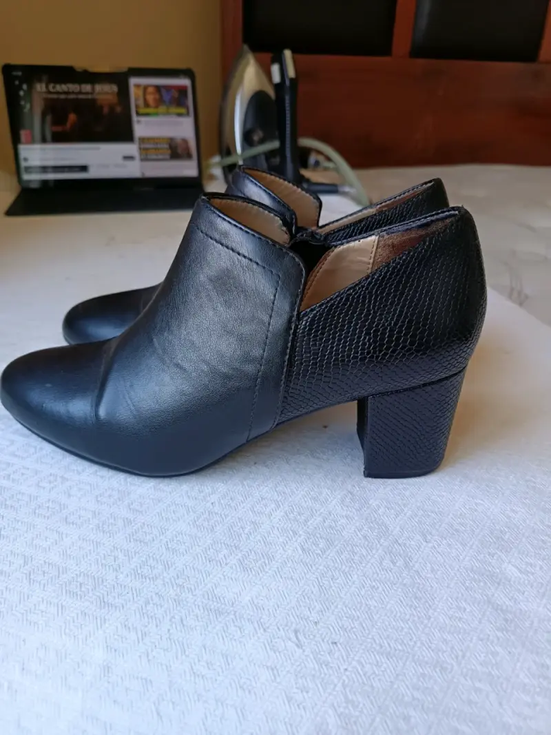 Botines de cuero negro con tacón alto - 2